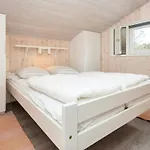 6 Person In Bjert-by Traum *