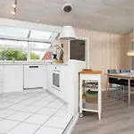 度假居 6 Person In Bjert-by Traum