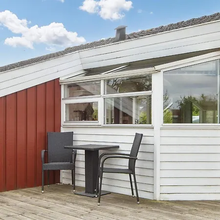 6 Person In Bjert-by Traum