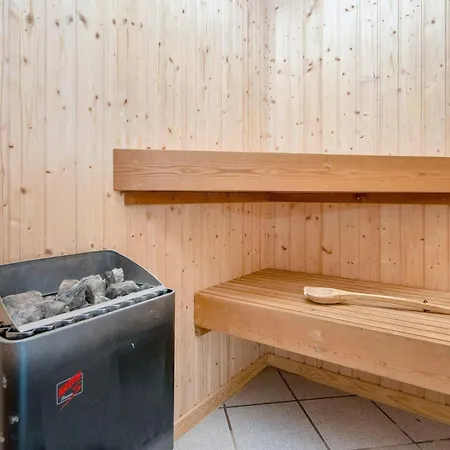 6 Person In Bjert-by Traum