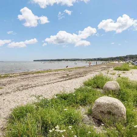 6 Person In Bjert-by Traum