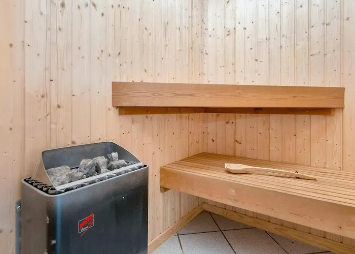 6 Person In Bjert-by Traum